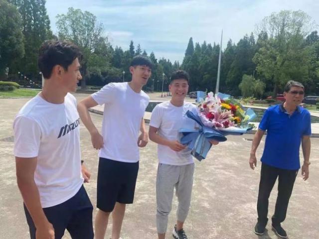 K1体育直播官方-徐根宝寄语武磊：12强赛要自信 出线了一起过生日