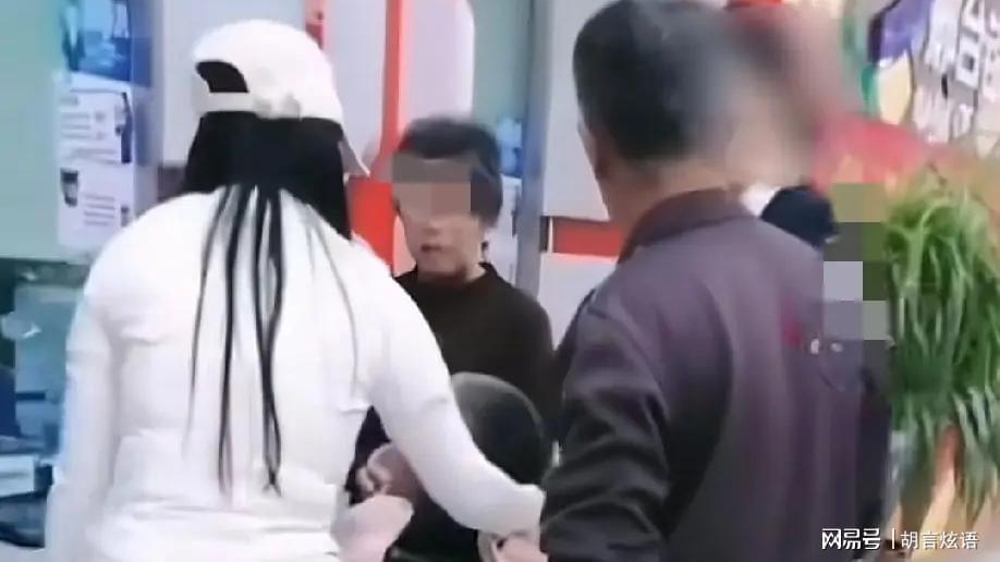 K1体育直播官方-救命钱都不给取！重病男子被推到柜台，银行仍拒绝